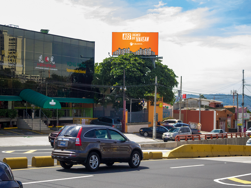 Pantalla Digital Avenida Masferrer Norte en Centro Comercial El Amate, hacía Redondel Masferrer